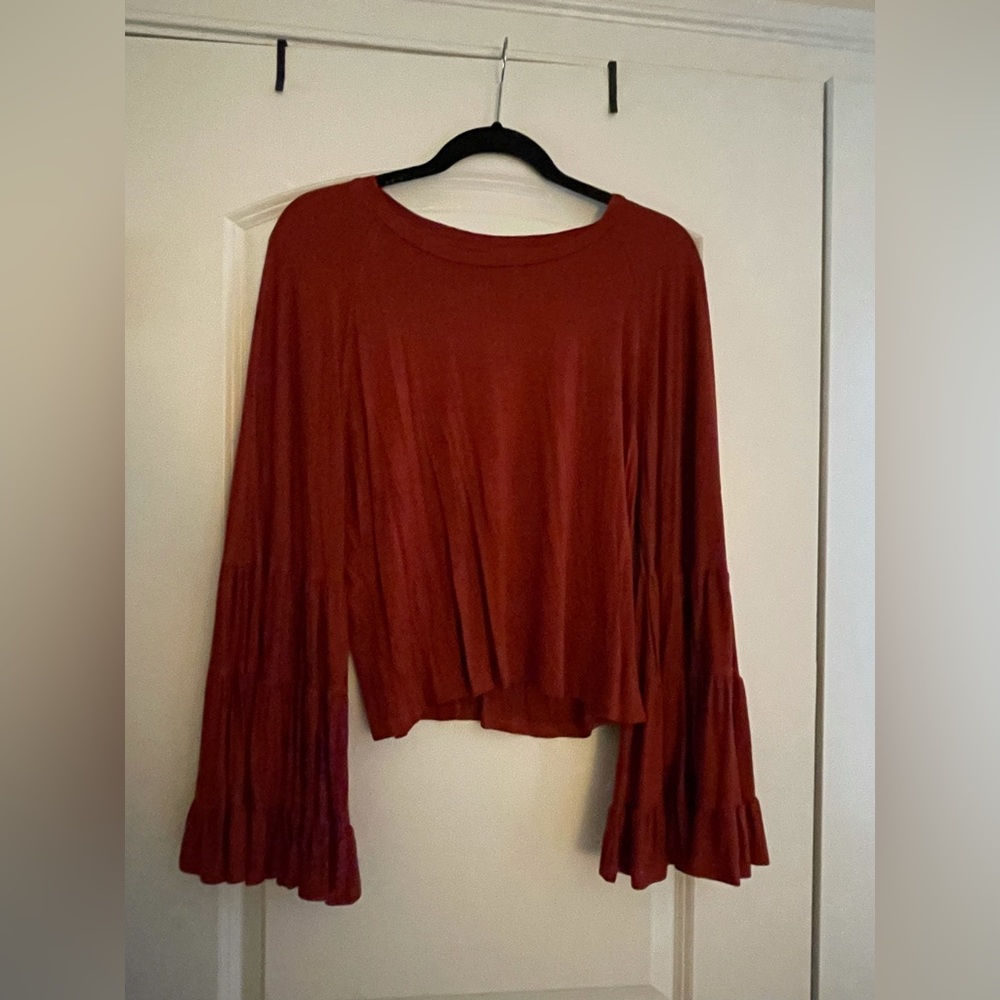 Cute fall long flowy sleeve shirt!